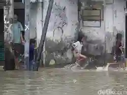Banjir Rob Masih Menyebabkan 2 RT dan 1 Jalan di Jakut Terendam Air Sore Ini