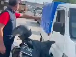 Seorang Kapolsek Menyamar Menjadi Kurir untuk Menangkap Pengoplos Gas